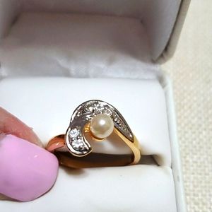 Fabulous A-Grade Pearl Ring set in 14K Gold w/ Diamonds Size 8-1/4